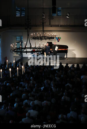 (170730)--GEISENHEIM (Deutschland), 30. Juli 2017 (Xinhua)--Pianisten Igor Levit (L) und Tenor Simon Bode führen auf dem 30. Rheingau Musikfestival auf Schloss Johannisberg in Geisenheim, Deutschland, 29. Juli 2017. (Xinhua/Luo Huanhuan) (Zw) Stockfoto