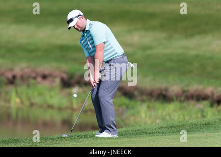 Oakville, Ontario, Kanada. 29. Juli 2017. Steve Wheatcroft (USA) chips auf der sechsten Grün während der dritten Runde der RBC Canadian Open im Glen Abbey Golf Club in Oakville, Ontario, Kanada. Daniel Lea/CSM/Alamy Live-Nachrichten Stockfoto