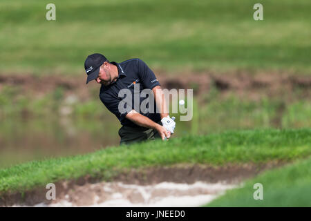 Oakville, Ontario, Kanada. 29. Juli 2017. Chad Collins (USA) chips auf der sechsten Grün während der dritten Runde der RBC Canadian Open im Glen Abbey Golf Club in Oakville, Ontario, Kanada. Daniel Lea/CSM/Alamy Live-Nachrichten Stockfoto