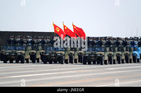 (170730)--ZHURIHE, 30. Juli 2017 (Xinhua)--eine Fahne Wache Formation bestehend aus Offizieren und Soldaten der Armee, Luftwaffe, Marine und Rakete Kraft der chinesischen Volksbefreiungsarmee (PLA) besucht eine Militärparade anlässlich des 90. Jahrestages der Gründung der Winkel des Leistungshebels am Zhurihe Trainingslager im Nordchinas Innere Mongolei autonome Region, 30. Juli 2017. Die Bildung wurde die Fahne von der kommunistischen Partei Chinas, die Nationalflagge und die Flagge der Winkel des Leistungshebels bewachen. (Xinhua/Wang Jianhua) (Mcg) Stockfoto