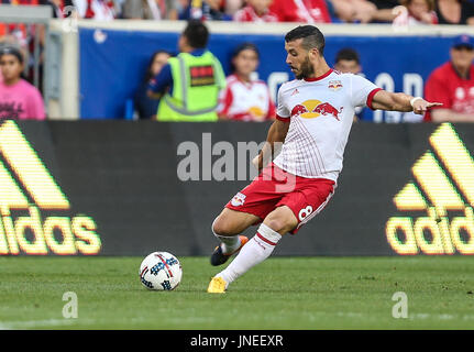 Harrison, New Jersey, USA. 29. Juli 2017. New York Red Bulls Mittelfeldspieler Felipe Martins (8) kickt den Ball Upfield bei einem MLS-Spiel zwischen Montreal Impact und die New York Red Bulls in Red Bull Arena in Harrison, New Jersey. Mike Langish/Cal-Sport-Medien. Bildnachweis: Csm/Alamy Live-Nachrichten Stockfoto