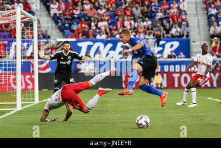 Harrison, New Jersey, USA. 29. Juli 2017. Montreal Impact Verteidiger Kyle Fisher (26) kollidiert mit New York Red Bulls Mittelfeldspieler Daniel Royer (77) bei einem MLS-Spiel zwischen Montreal Impact und die New York Red Bulls in der Red Bull Arena in Harrison, New Jersey. Mike Langish/Cal-Sport-Medien. Bildnachweis: Csm/Alamy Live-Nachrichten Stockfoto