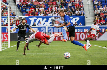 Harrison, New Jersey, USA. 29. Juli 2017. Montreal Impact Verteidiger Kyle Fisher (26) kollidiert mit New York Red Bulls Mittelfeldspieler Daniel Royer (77) bei einem MLS-Spiel zwischen Montreal Impact und die New York Red Bulls in der Red Bull Arena in Harrison, New Jersey. Mike Langish/Cal-Sport-Medien. Bildnachweis: Csm/Alamy Live-Nachrichten Stockfoto