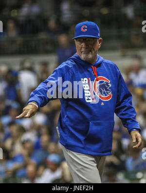 28. Juli 2017 - Signale Chicago Cubs Manager Joe Madden, einer der Schiedsrichter nach einem pitching Änderung während MLB Baseball Aktion zwischen Chicago und Milwaukee im Miller Park in Milwaukee, Wisconsin. Stockfoto