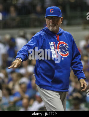 28. Juli 2017 - Signale Chicago Cubs Manager Joe Madden, einer der Schiedsrichter nach einem pitching Änderung während MLB Baseball Aktion zwischen Chicago und Milwaukee im Miller Park in Milwaukee, Wisconsin. Stockfoto