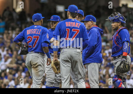 28. Juli 2017 - herauskommt Chicago Cubs Manager Joe Madden, ein pitching ändern während MLB Baseball Aktion zwischen Chicago und Milwaukee im Miller Park in Milwaukee, Wisconsin. Stockfoto