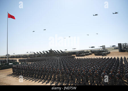 Zhurihe. 30. Juli 2017. Eine Militärparade findet anlässlich des 90. Jahrestages der Gründung von chinesischen Volksbefreiungsarmee (PLA) bei Zhurihe Trainingslager im Nordchinas autonomen Region Innere Mongolei, 30. Juli 2017. Bildnachweis: Wang Jianhua/Xinhua/Alamy Live-Nachrichten Stockfoto
