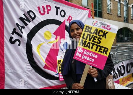 Stoke Newington Polizei, London, England, UK. 29. Juli 2017. Stehen bis zum Rassismus beherbergt eine Gerechtigkeit für Rashan und Edson Dady Protest & Mahnwache an der Vorderseite des Stoke Newington Polizei. Bildnachweis: Siehe Li/Alamy Live News Stockfoto