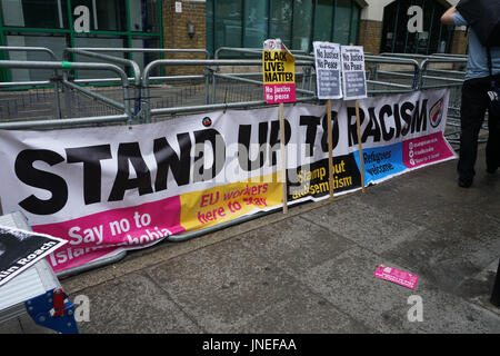 Stoke Newington Polizei, London, England, UK. 29. Juli 2017. Stehen bis zum Rassismus beherbergt eine Gerechtigkeit für Rashan und Edson Dady Protest & Mahnwache an der Vorderseite des Stoke Newington Polizei. Bildnachweis: Siehe Li/Alamy Live News Stockfoto