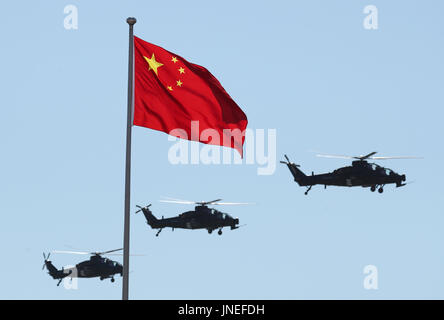 Zhurihe. 30. Juli 2017. Eine Militärparade findet anlässlich des 90. Jahrestages der Gründung von chinesischen Volksbefreiungsarmee (PLA) bei Zhurihe Trainingslager im Nordchinas autonomen Region Innere Mongolei, 30. Juli 2017. Bildnachweis: Pang Xinglei/Xinhua/Alamy Live-Nachrichten Stockfoto