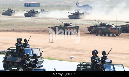 Zhurihe. 30. Juli 2017. Eine Militärparade findet anlässlich des 90. Jahrestages der Gründung von chinesischen Volksbefreiungsarmee (PLA) bei Zhurihe Trainingslager im Nordchinas autonomen Region Innere Mongolei, 30. Juli 2017. Bildnachweis: Li Gang/Xinhua/Alamy Live-Nachrichten Stockfoto