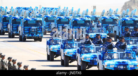 Zhurihe. 30. Juli 2017. Foto aufgenommen am 30. Juli 2017 zeigt Truppen während einer Militärparade am Zhurihe Training base im Nordchinas autonomen Region Innere Mongolei. China am Sonntag startete eine große Militärparade anlässlich der 90. Jahrestag der Gründung der Befreiung-Armee der Leute. Bildnachweis: Li Gang/Xinhua/Alamy Live-Nachrichten Stockfoto