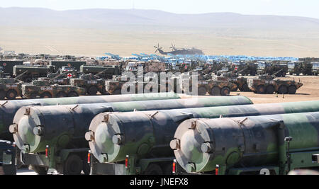 Zhurihe. 30. Juli 2017. Eine Militärparade findet anlässlich des 90. Jahrestages der Gründung von chinesischen Volksbefreiungsarmee (PLA) bei Zhurihe Trainingslager im Nordchinas autonomen Region Innere Mongolei, 30. Juli 2017. Bildnachweis: Yao Dawei/Xinhua/Alamy Live-Nachrichten Stockfoto