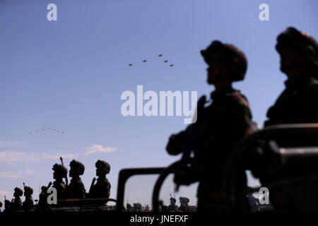 Zhurihe. 30. Juli 2017. Eine Militärparade findet anlässlich des 90. Jahrestages der Gründung von chinesischen Volksbefreiungsarmee (PLA) bei Zhurihe Trainingslager im Nordchinas autonomen Region Innere Mongolei, 30. Juli 2017. Bildnachweis: Fei Maohua/Xinhua/Alamy Live-Nachrichten Stockfoto