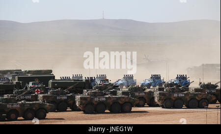 Zhurihe. 30. Juli 2017. Eine Militärparade findet anlässlich des 90. Jahrestages der Gründung von chinesischen Volksbefreiungsarmee (PLA) bei Zhurihe Trainingslager im Nordchinas autonomen Region Innere Mongolei, 30. Juli 2017. Bildnachweis: Yao Dawei/Xinhua/Alamy Live-Nachrichten Stockfoto