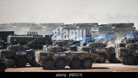 Zhurihe. 30. Juli 2017. Eine Militärparade findet anlässlich des 90. Jahrestages der Gründung von chinesischen Volksbefreiungsarmee (PLA) bei Zhurihe Trainingslager im Nordchinas autonomen Region Innere Mongolei, 30. Juli 2017. Bildnachweis: Yao Dawei/Xinhua/Alamy Live-Nachrichten Stockfoto