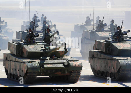 Zhurihe. 30. Juli 2017. Foto aufgenommen am 30. Juli 2017 zeigt eine Formation von Panzern während einer Militärparade am Zhurihe Trainingslager im Nordchinas autonomen Region Innere Mongolei. China am Sonntag startete eine große Militärparade anlässlich der 90. Jahrestag der Gründung der Befreiung-Armee der Leute. Bildnachweis: Ju Zhenhua/Xinhua/Alamy Live-Nachrichten Stockfoto