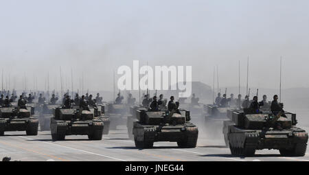 Zhurihe. 30. Juli 2017. Foto aufgenommen am 30. Juli 2017 zeigt eine Formation von Panzern während einer Militärparade am Zhurihe Trainingslager im Nordchinas autonomen Region Innere Mongolei. China am Sonntag statt eine große Militärparade anlässlich der 90. Jahrestag der Gründung der Befreiung-Armee der Leute. Bildnachweis: Wu Xiaoling/Xinhua/Alamy Live-Nachrichten Stockfoto