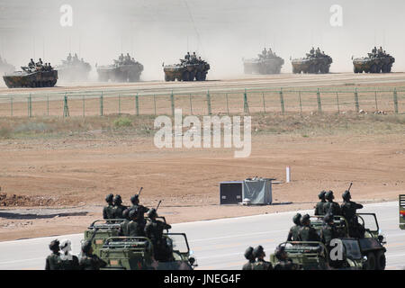 Zhurihe. 30. Juli 2017. Eine Militärparade findet anlässlich des 90. Jahrestages der Gründung von chinesischen Volksbefreiungsarmee (PLA) bei Zhurihe Trainingslager im Nordchinas autonomen Region Innere Mongolei, 30. Juli 2017. Bildnachweis: Yao Dawei/Xinhua/Alamy Live-Nachrichten Stockfoto