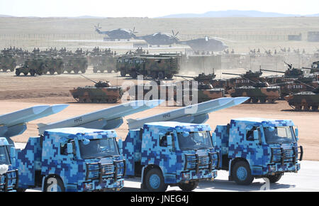 Zhurihe. 30. Juli 2017. Eine Militärparade findet anlässlich des 90. Jahrestages der Gründung von chinesischen Volksbefreiungsarmee (PLA) bei Zhurihe Trainingslager im Nordchinas autonomen Region Innere Mongolei, 30. Juli 2017. Bildnachweis: Yao Dawei/Xinhua/Alamy Live-Nachrichten Stockfoto