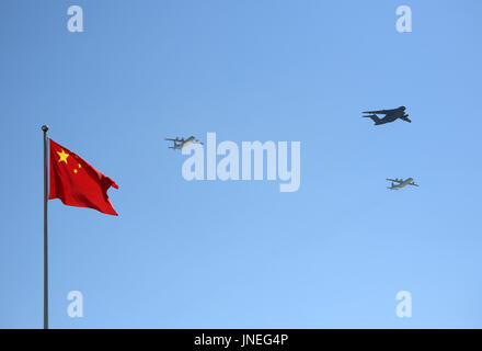 Zhurihe. 30. Juli 2017. Foto aufgenommen am 30. Juli 2017 zeigt transportieren Flugzeuge Echelon während einer Militärparade am Zhurihe Trainingslager im Nordchinas autonomen Region Innere Mongolei. China am Sonntag statt eine große Militärparade anlässlich der 90. Jahrestag der Gründung der Befreiung-Armee der Leute. Bildnachweis: Wang Jianhua/Xinhua/Alamy Live-Nachrichten Stockfoto