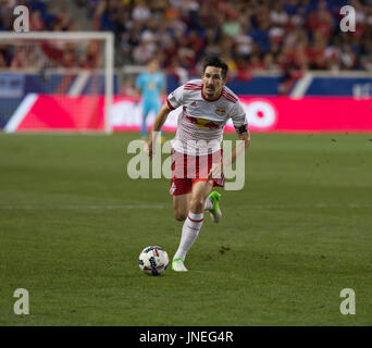 Harrison, Vereinigte Staaten von Amerika. 29. Juli 2017. Harrison NJ USA - 29. Juli 2017: Sacha Kljestan (16) Steuerelemente Ball während MLS-Spiel zwischen den New York Red Bulls und Montreal Impact auf Red Bull Arena Red Bulls gewann 4: 0 Credit: Lev Radin/Alamy Live-Nachrichten Stockfoto