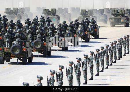 Zhurihe. 30. Juli 2017. Eine Militärparade findet anlässlich des 90. Jahrestages der Gründung von chinesischen Volksbefreiungsarmee (PLA) bei Zhurihe Trainingslager im Nordchinas autonomen Region Innere Mongolei, 30. Juli 2017. Bildnachweis: Ju Zhenhua/Xinhua/Alamy Live-Nachrichten Stockfoto