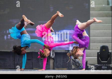 Toronto, Kanada. 29. Juli 2017. Junge Tänzer auf der Bühne während der 2017 Toronto International Youth Dance Festival am Nathan Phillips Square in Toronto, Kanada, 29. Juli 2017. Startete am Freitag, zog die zweitägigen jährlichen Veranstaltung mehr als 100 junge angehende Tänzer zusammen, um ihre Liebe zum Tanzen teilen. Bildnachweis: Zou Zheng/Xinhua/Alamy Live-Nachrichten Stockfoto