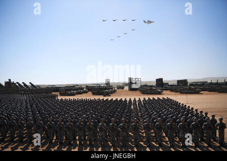 Zhurihe. 30. Juli 2017. Eine Militärparade findet anlässlich des 90. Jahrestages der Gründung von chinesischen Volksbefreiungsarmee (PLA) bei Zhurihe Trainingslager im Nordchinas autonomen Region Innere Mongolei, 30. Juli 2017. Bildnachweis: Wang Jianhua/Xinhua/Alamy Live-Nachrichten Stockfoto