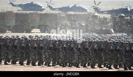 Zhurihe. 30. Juli 2017. Eine Militärparade findet anlässlich des 90. Jahrestages der Gründung von chinesischen Volksbefreiungsarmee (PLA) bei Zhurihe Trainingslager im Nordchinas autonomen Region Innere Mongolei, 30. Juli 2017. Bildnachweis: Deng Hua/Xinhua/Alamy Live-Nachrichten Stockfoto