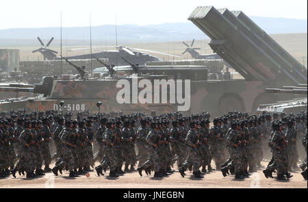Zhurihe. 30. Juli 2017. Eine Militärparade findet anlässlich des 90. Jahrestages der Gründung von chinesischen Volksbefreiungsarmee (PLA) bei Zhurihe Trainingslager im Nordchinas autonomen Region Innere Mongolei, 30. Juli 2017. Bildnachweis: Wang Ye/Xinhua/Alamy Live-Nachrichten Stockfoto