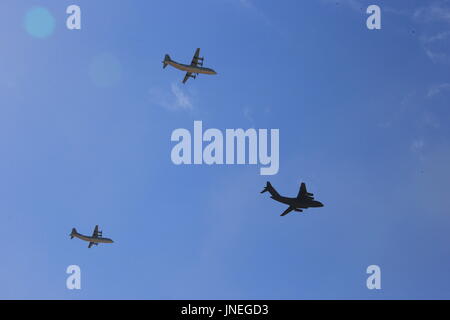 Zhurihe. 30. Juli 2017. Foto aufgenommen am 30. Juli 2017 zeigt die Ränge der Transportflugzeuge fliegen während einer Militärparade in Zhurihe Trainingslager im Nordchinas autonomen Region Innere Mongolei. China am Sonntag statt eine große Militärparade anlässlich der 90. Jahrestag der Gründung der Befreiung-Armee der Leute. Bildnachweis: Zha Chunming/Xinhua/Alamy Live-Nachrichten Stockfoto