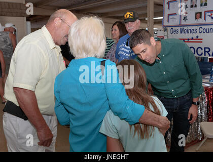 West Burlington, Iowa, USA.  29. Juli 2017. Demokratischer gubernatorial Anwärter Nate Boulton, 16. Bezirk-Zustand-Senator, machte eine Kampagne an Des Moines County Fair am Samstag Nachmittag zu besuchen. Stockfoto