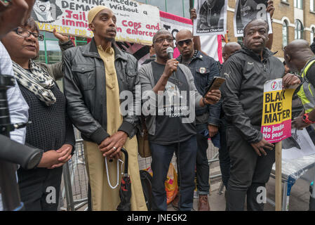 29. Juli 2017 - London, UK - London, UK. 29. Juli 2017. Ginario Da Costa spricht über den Tod von seinem Sohn Edson stehend mit Diane Abbott, Esa Charles und Weymann Bennett außerhalb Stoke Newington Polizeistation für Rashan Charles, der starb, als zwei Polizisten ihn fesselten und ihn auf dem Boden in einem Shop auf die Kingsland Road in den frühen Morgenstunden des Samstag, den 22. Juli hielt. Seine Familie sind entschlossen, Antworten über seinen Tod aber Anruf für alle im Rahmen des Gesetzes zu handeln. Mitglieder der Familie Charles begab sich der Protest zusammen mit Familie von Edson da Costa, der nach der Verhaftung in East Ham im Juni starb Stockfoto