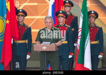 Moskau, Russland. 29. Juli 2017. Der russische Verteidigungsminister Sergej Schoigu befasst sich mit die Eröffnungsfeier der internationalen Armee Spiele 2017 in Moskau, 29. Juli 2017. Russlands Verteidigungsministerium am Samstag kündigte den Beginn der internationalen Armee Spiele 2017 auf dem Lande, ein Ereignis, das bis 12 August stattfinden wird. Bildnachweis: Evgeny Sinitsyn/Xinhua/Alamy Live-Nachrichten Stockfoto