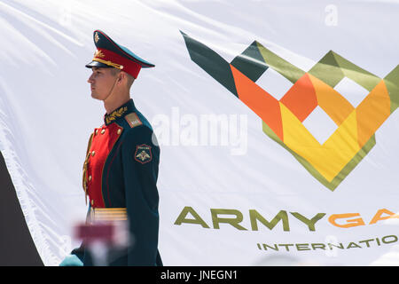 Moskau, Russland. 29. Juli 2017. Ein Soldat geht durch eine Armee Spiele-Flagge während der internationalen Armee Spiele 2017 in Moskau, 29. Juli 2017. Russlands Verteidigungsministerium am Samstag kündigte den Beginn der internationalen Armee Spiele 2017 auf dem Lande, ein Ereignis, das bis 12 August stattfinden wird. Bildnachweis: Evgeny Sinitsyn/Xinhua/Alamy Live-Nachrichten Stockfoto