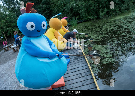 RSPB Fairburn Ings, North Yorkshire UK. 29 Juli. Am Samstag Nachmittag fiel BBC CBeebies Lieblings Twirlywoos in an eine Reihe von spannenden Explorationsaktivitäten teilnehmen und Familien camping im Naturreservat für RSPB es großen wilden Sleepout zu erfüllen. Erfasst unter anderem Teich eintauchen, Fehlersuche, Vögel zu beobachten. Die BWS soll Familien näher an der Natur zu verbinden, indem sie sich bei der Reserve für den 29. / 30. Juli camp. Bildnachweis: roger Parkes/Alamy Live-Nachrichten Stockfoto