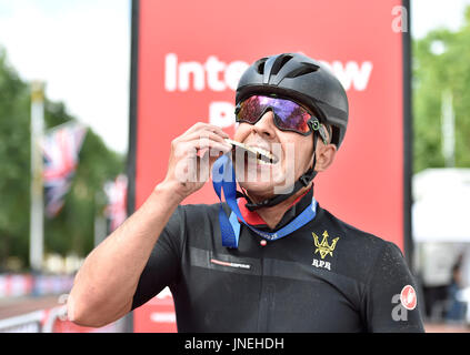 London, UK. 30. Juli 2017. Die erste beendet knapp 4 Stunden (das offizielle Ergebnis bei Prudential RideLondon-Surrey 100 auf Sonntag, 30. Juli 2017, LONDON ENGLAND bald aktualisiert werden: Foto: Taka G Wu Credit: Taka Wu/Alamy Live News Stockfoto