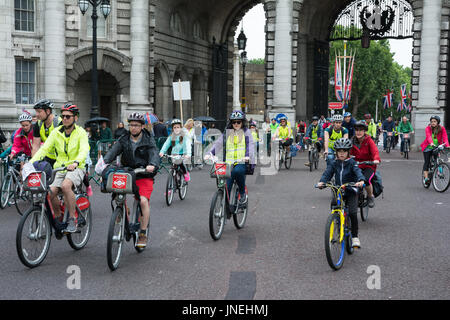 London, UK, 29. Juli 2017. Aufsichtsrechtliche Fahrt London Charity-Radtour. Fahrer aller Leistungsklassen nahmen Teil. Hier durchstreifen Familien, und jung und alt, Admiralty Arch in Trafalgar Square. Bildnachweis: Steve Bell/Alamy Live-Nachrichten Stockfoto