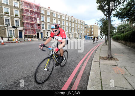 London, UK. 30. Juli 2017. Die aufsichtsrechtlichen Fahrt London 2017 Zyklus Festival startet mit Tausenden von Amateur und professionelle Fahrern unter 1200 Meile fahren durch London und Surrey Credit: Brian Minkoff/Alamy Live News Stockfoto