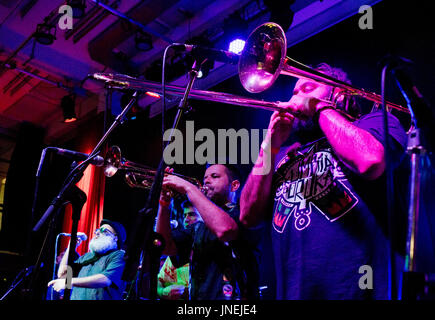 London, UK. 29. Juli 2017. Chico Trujillo erklingt in der Rich Mix in London, Vereinigtes Königreich. Bildnachweis: Julio Etchart/Alamy Live-Nachrichten Stockfoto