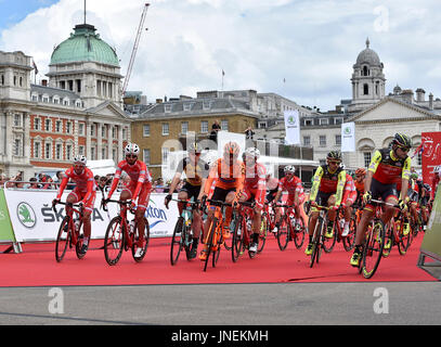 London, UK. 30. Juli 2017. Teams werden gestartet, die aufsichtsrechtlichen RideLondon-Surrey Classic auf Sonntag, 30. Juli 2017, LONDON ENGLAND: Foto: Taka G Wu Credit: Taka Wu/Alamy Live News Stockfoto