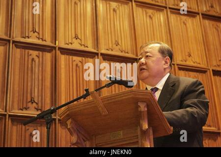 Cambridge, Großbritannien. 29. Juli 2017. Chinesischer Dichter Jidi Majia, Vize-Präsident der China Writers Association, spricht während der Abendveranstaltung des dritten Cambridge Xu Zhimo Poesie Kunstfestivals nach Verleihung des Lifetime Achievement Preis von Silber Weide in Cambridge, Großbritannien, 29. Juli 2017. Chinesischer Dichter Jidi Majia Lifetime Achievement Preis von Silber Weide während des dritten Cambridge Xu Zhimo Poesie Kunst Festivals ausgezeichnet wurde, eröffnet Samstag an der Cambridge Universität ist Kings College. Bildnachweis: Tang Chao/Xinhua/Alamy Live-Nachrichten Stockfoto