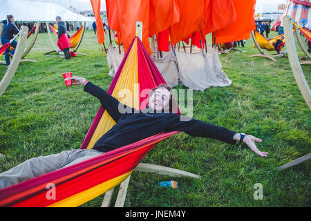 27. Juli 2017 - Festival Besucher auf Website ankommen an YNOT Festival, 2017, Matlock, UK Credit: Myles Wright/ZUMA Draht/Alamy Live News Stockfoto