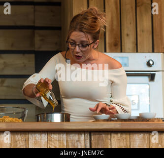 Gloucester Uk Gloucester Quays Food Festival. Candice Brown Great British Bake Off 2017 Sieger zeigt ihre Fähigkeiten auf dem diesjährigen Event. Bildnachweis: Charlie Bryan/Alamy Live News Stockfoto