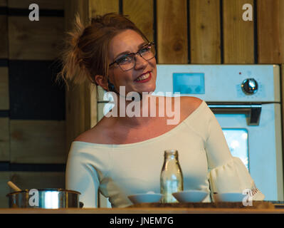 Gloucester Uk Gloucester Quays Food Festival. Candice Brown Great British Bake Off 2017 Sieger zeigt ihre Fähigkeiten auf dem diesjährigen Event. Bildnachweis: Charlie Bryan/Alamy Live News Stockfoto