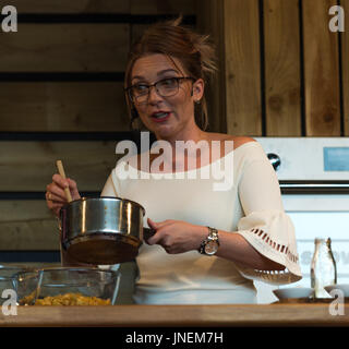 Gloucester Uk Gloucester Quays Food Festival. Candice Brown Great British Bake Off 2017 Sieger zeigt ihre Fähigkeiten auf dem diesjährigen Event. Bildnachweis: Charlie Bryan/Alamy Live News Stockfoto