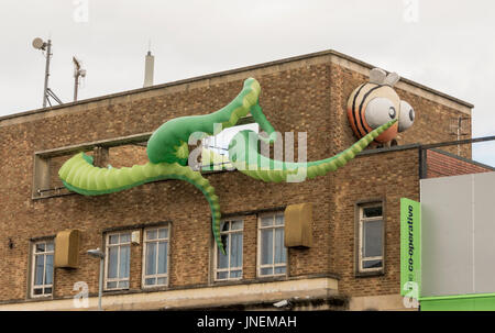 Bristol. 30. Juli 2017 UPFEST, läuft der städtischen Farbe Festival in Bristol. Es ist Europas größten Straßenkunstfestivals, über 300 Künstler aus aller Welt anzieht und große Menschenmengen zu besuchen, um die Stücke gemalt zu sehen. Bildnachweis: Carolyn Eaton/Alamy Live-Nachrichten Stockfoto