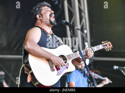 Lulworth Castle, Dorset, UK. 30. Juli 2017. Raghu Dixit auf der Burg-Bühne am Camp Bestival 2017, Sonntag, Lulworth Castle, Dorset, UK Credit: Jules Annan/Alamy Live News Stockfoto