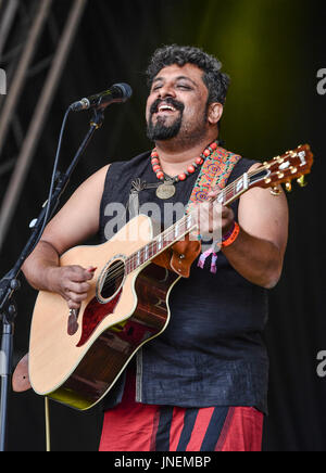 Lulworth Castle, Dorset, UK. 30. Juli 2017. Raghu Dixit auf der Burg-Bühne am Camp Bestival 2017, Sonntag, Lulworth Castle, Dorset, UK Credit: Jules Annan/Alamy Live News Stockfoto